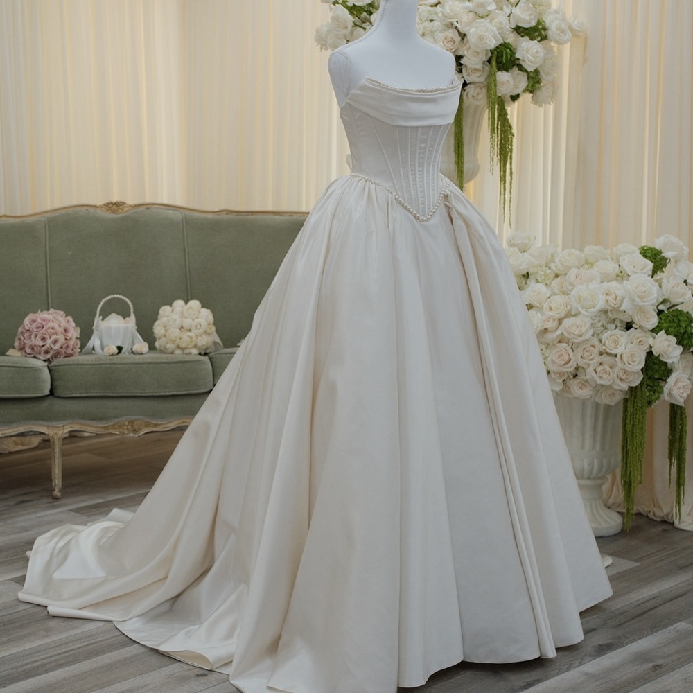 Pnina Tornai Elegant White Wedding Dress